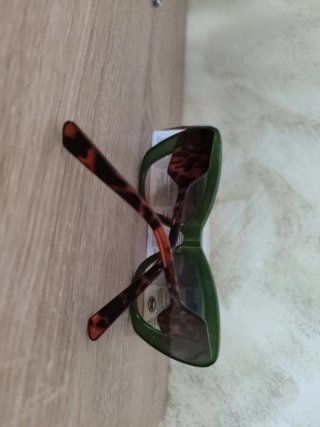 Gafas de sol verdes y multicolor