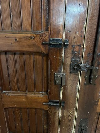 Puerta de madera antigua con herrajes