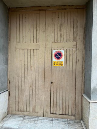Puerta de madera antigua con herrajes