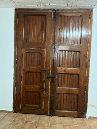 Puerta de madera antigua con herrajes