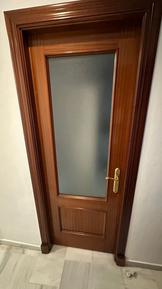 Puerta madera con cristal
