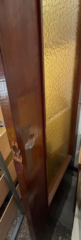 Puerta interior madera con cristal.
