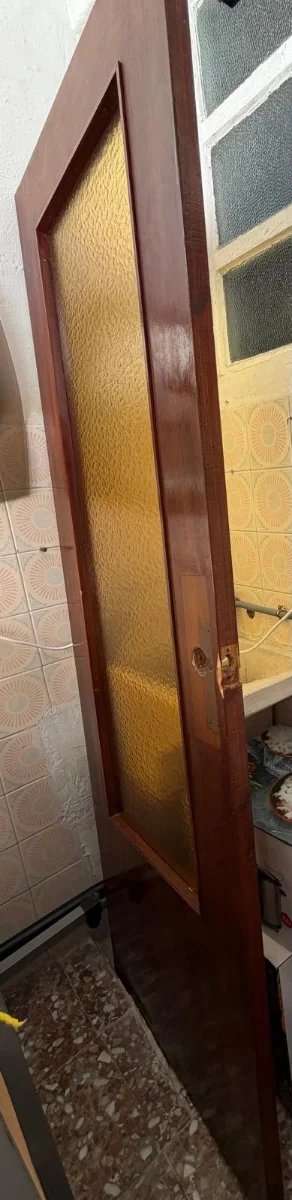 Puerta interior madera con cristal.