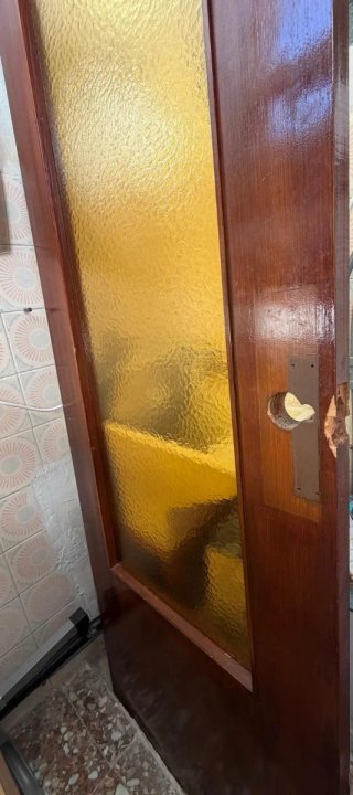 Puerta interior madera con cristal.
