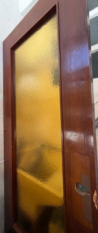 Puerta interior madera con cristal.
