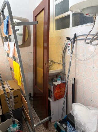 Puerta interior madera con cristal.