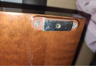 Mueble de madera marrón