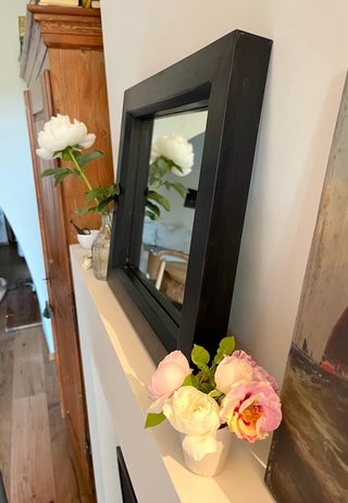 Specchio con cornice in legno nero