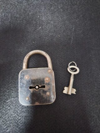 Candado antiguo con llave