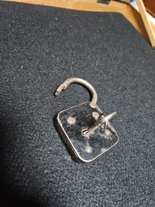 Candado antiguo con llave