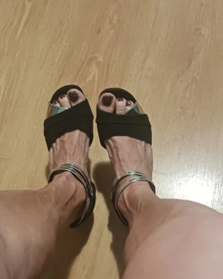 Sandalias elegantes negras y plateadas