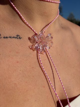 Collana con perline e fiore