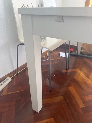 Mesa extensible con banco y sillas