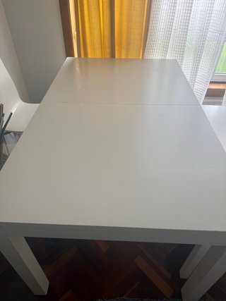 Mesa extensible con banco y sillas