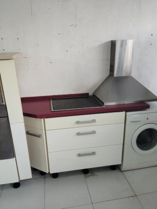 Cocina modular beige y roja