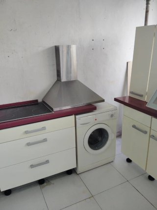 Cocina modular beige y roja
