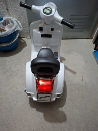 Moto Vespa Eléctrica Infantil Scooter Blanca
