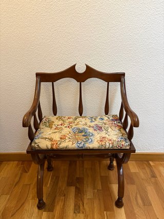 Silla de madera con cojín estampado