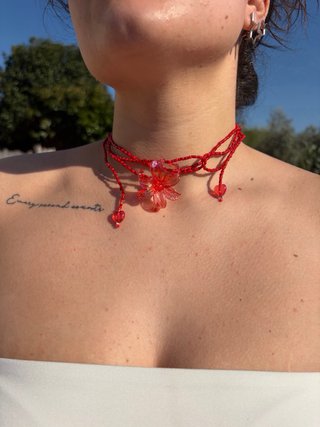 Collana con fiore rosso e perline