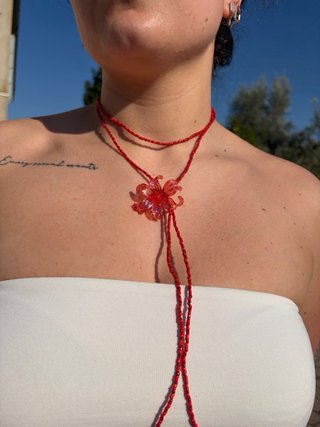 Collana con fiore rosso e perline