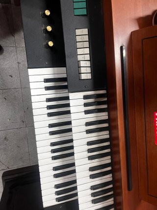 Piano Vintage con Controles Dorados