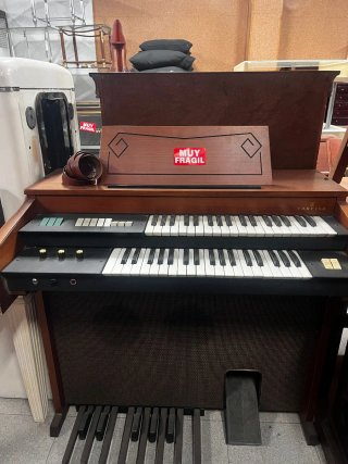 Piano Vintage con Controles Dorados