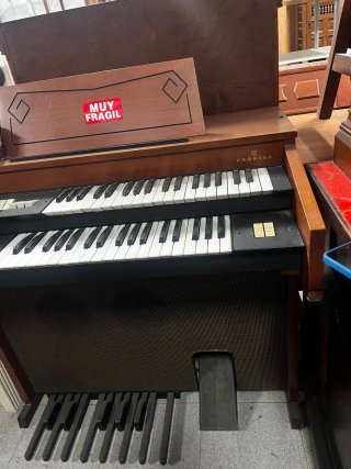 Piano Vintage con Controles Dorados