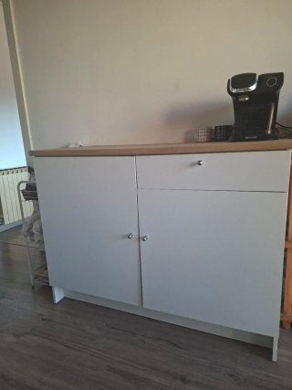 Mueble de cocina blanco y madera