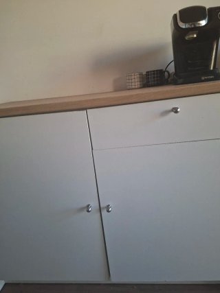 Mueble de cocina blanco y madera