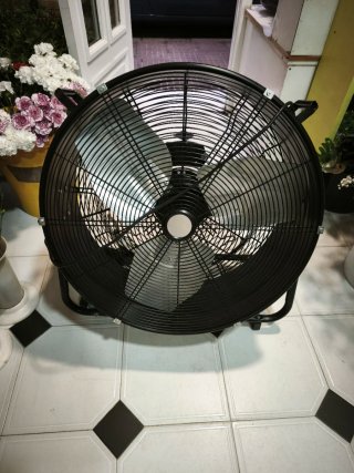 Ventilador industrial negro y plateado