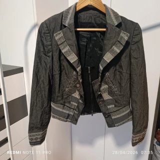 Chaqueta corta con estampado étnico