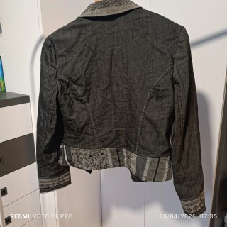 Chaqueta corta con estampado étnico