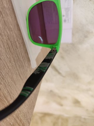 Gafas de sol negras y verdes