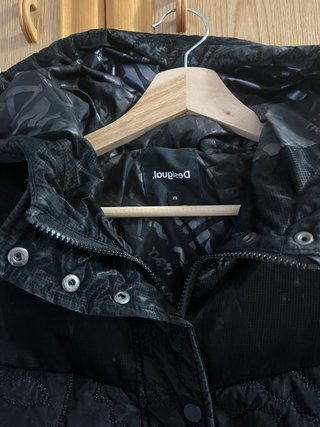 Abrigo negro desigual terciopelo y flores