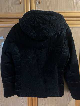 Abrigo negro desigual terciopelo y flores