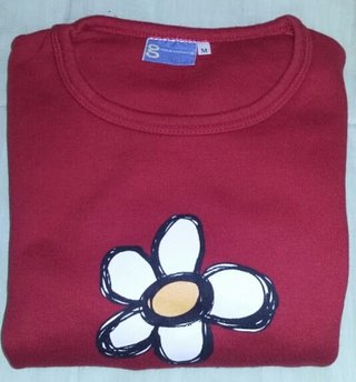 Sudadera roja con flor blanca Talla M