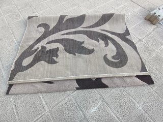 Alfombra beige y marrón con diseño floral