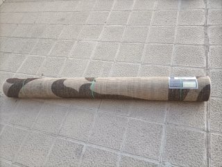 Alfombra beige y marrón con diseño floral