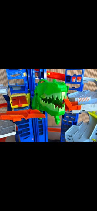 Pista Hot Wheels Ultimate Garage con dinosaurio