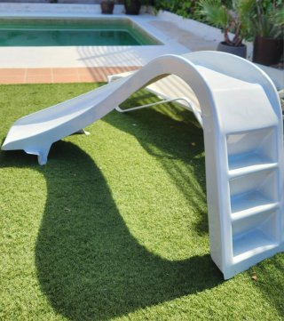 Tobogán curvo para piscina.