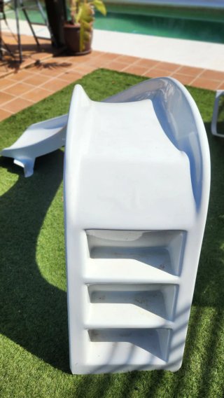 Tobogán curvo para piscina.