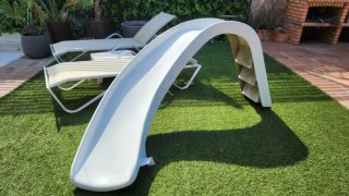 Tobogán curvo para piscina.