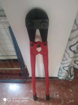 Cortafrío grande rojo