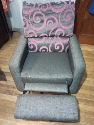 Sillón de tela gris y rosa