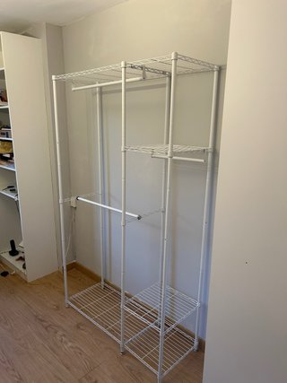Estanterías metálicas blancas sin usar