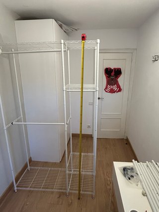 Estanterías metálicas blancas sin usar