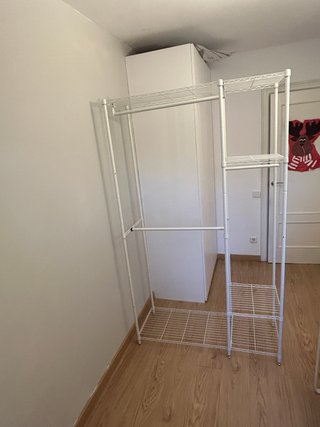 Estanterías metálicas blancas sin usar