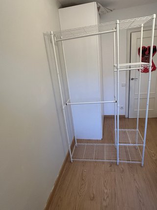 Estanterías metálicas blancas sin usar