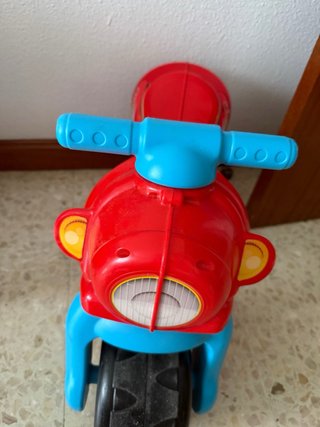 Moto infantil roja y azul