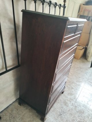 Cómoda de madera oscura
